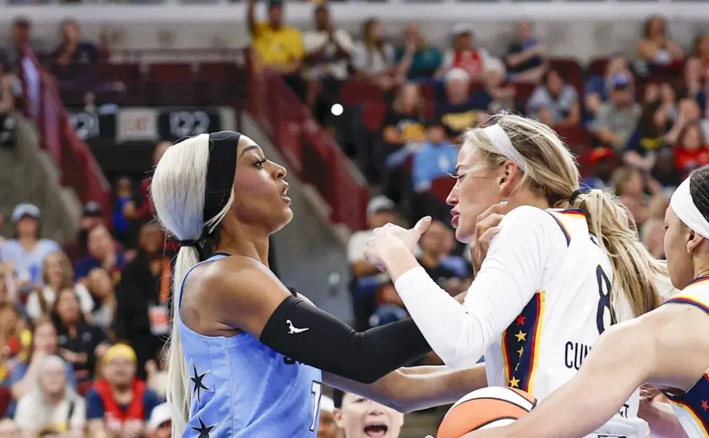 Sky's Carrington tossed after hard foul on Fever's Cunningham
