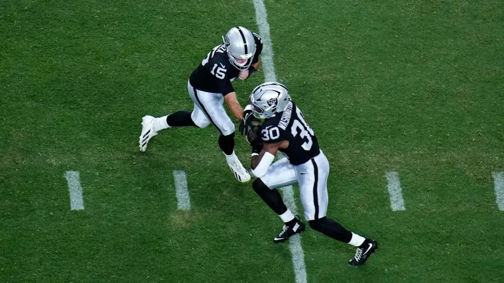 Raiders rookie Fernando Mendoza throws for 97 yards in 4 drives