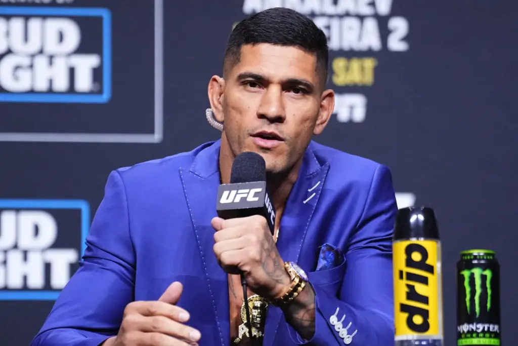 Alex Pereira Still Upset at Herb Dean After UFC Reffing Blunder