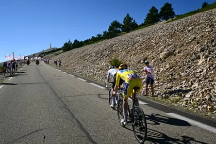 Marlen Reusser (in yellow) and Demi Vollering on Mont Ventoux.
