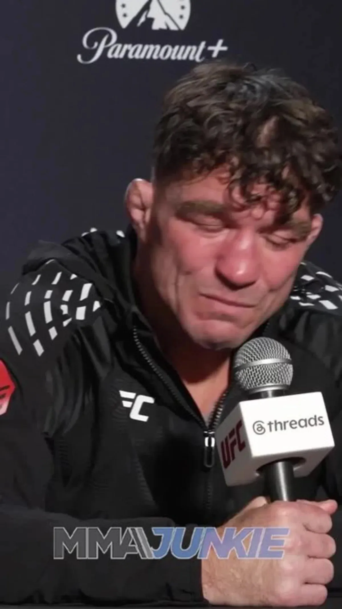UFC Vegas 120: Darren Elkins sheds tears after losing retirement fight