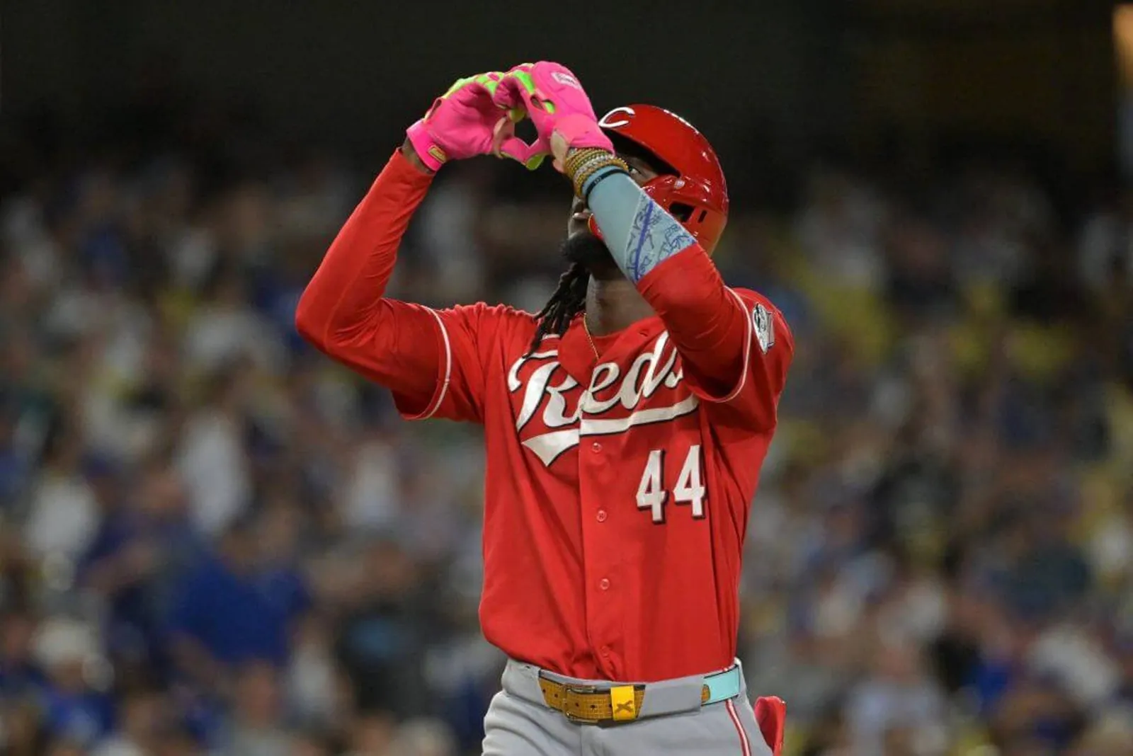 Reds' Elly De La Cruz makes a heart with his hands to celebrate hitting a two-run home run against the Dodgers.